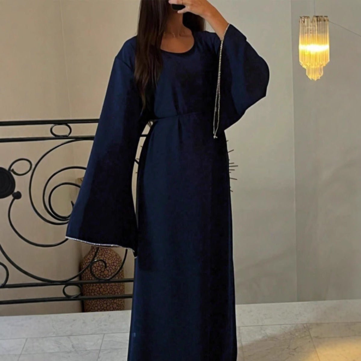 Robe Abaya de Luxe à Manches Amples avec Chaîne aux Poignets - Robe Longue Élégante et Pudique à Manches Longues avec Détails Argentés (MA278)