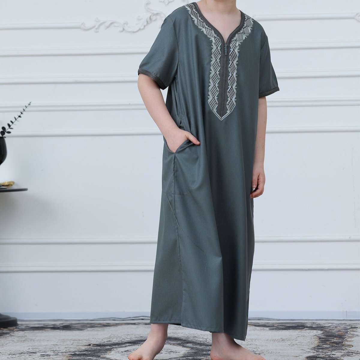 Qamis brodé pour garçon avec fermeture zippée (MKB012)