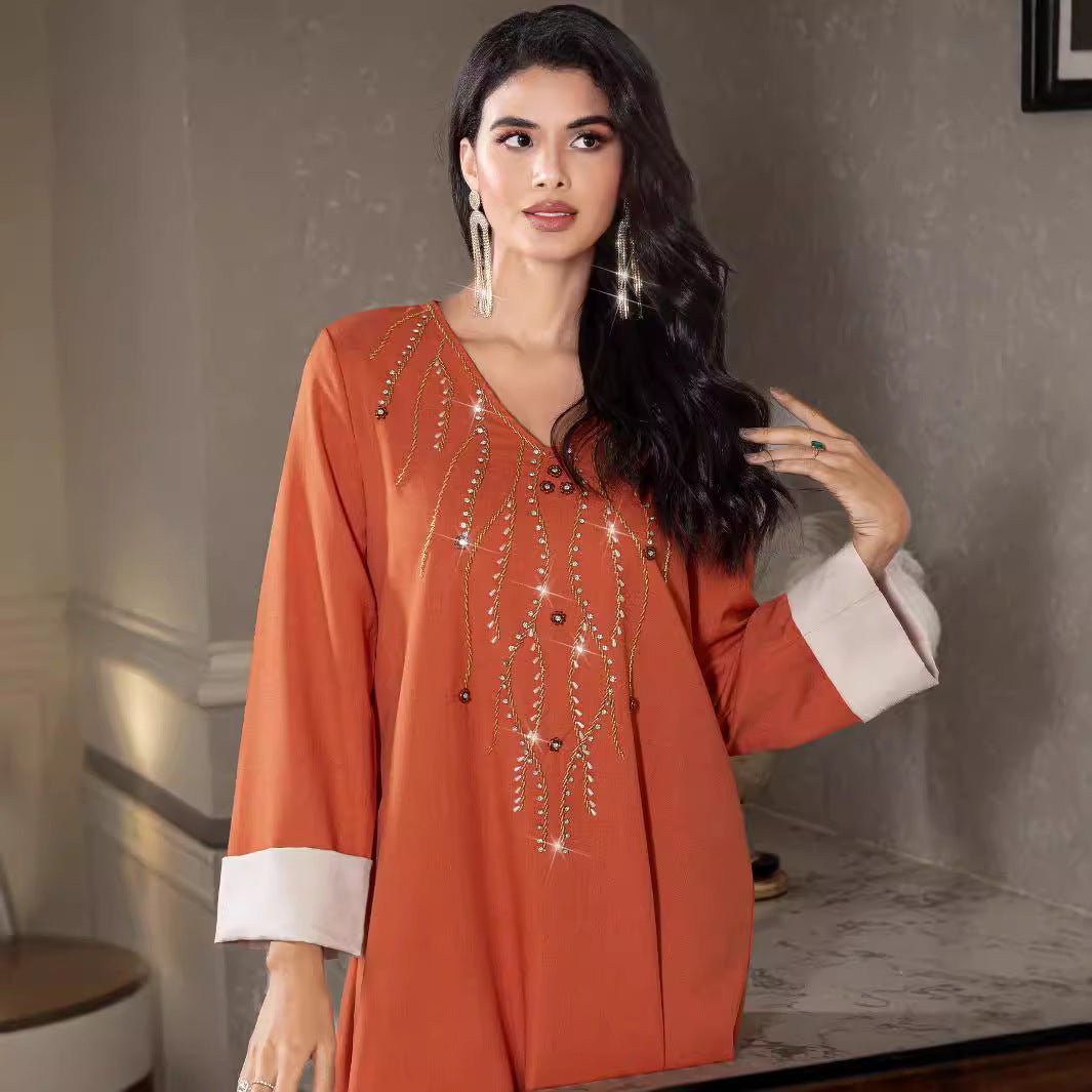 Élégante robe Abaya orange à col en V, coupe ample, ornée de strass et perles cousus à la main, avec poignets contrastants (MA191)