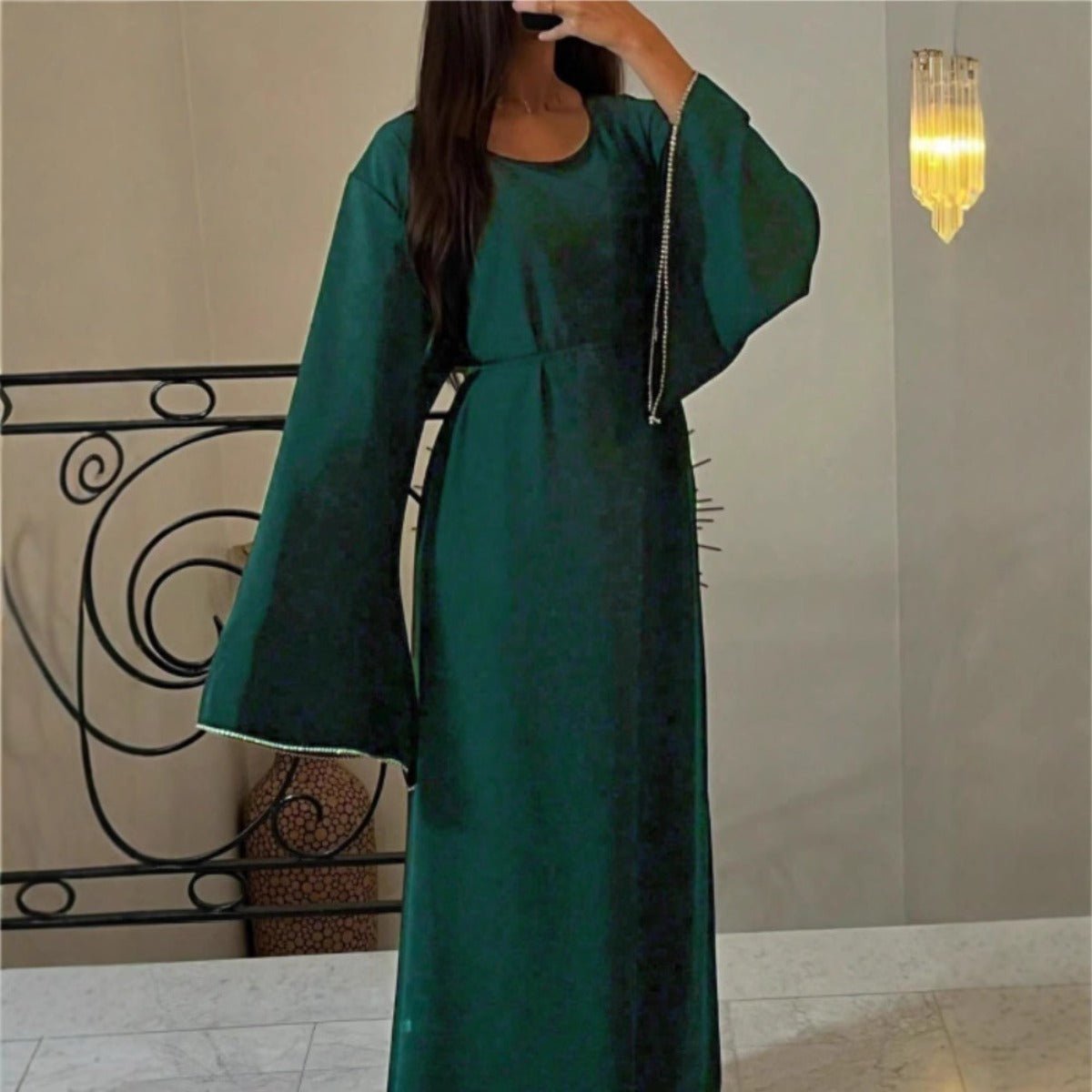 Robe Abaya de Luxe à Manches Amples avec Chaîne aux Poignets - Robe Longue Élégante et Pudique à Manches Longues avec Détails Argentés (MA278)