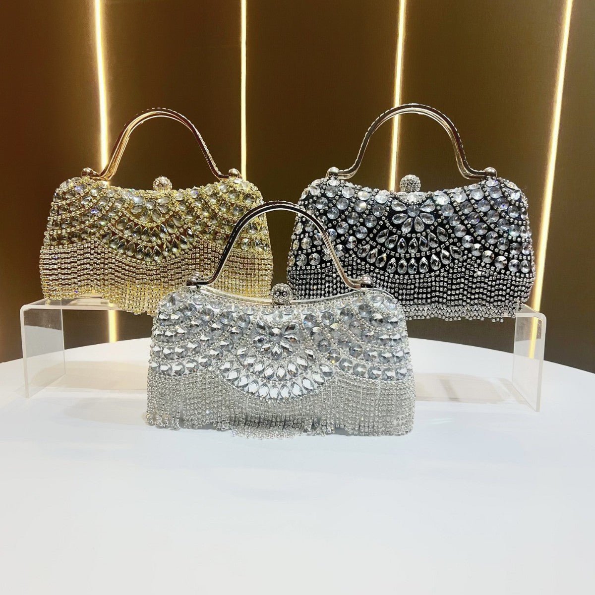 Sac pochette orné de cristaux avec pompons – Sac de soirée polyvalent pour mariages et galas (MAC276)