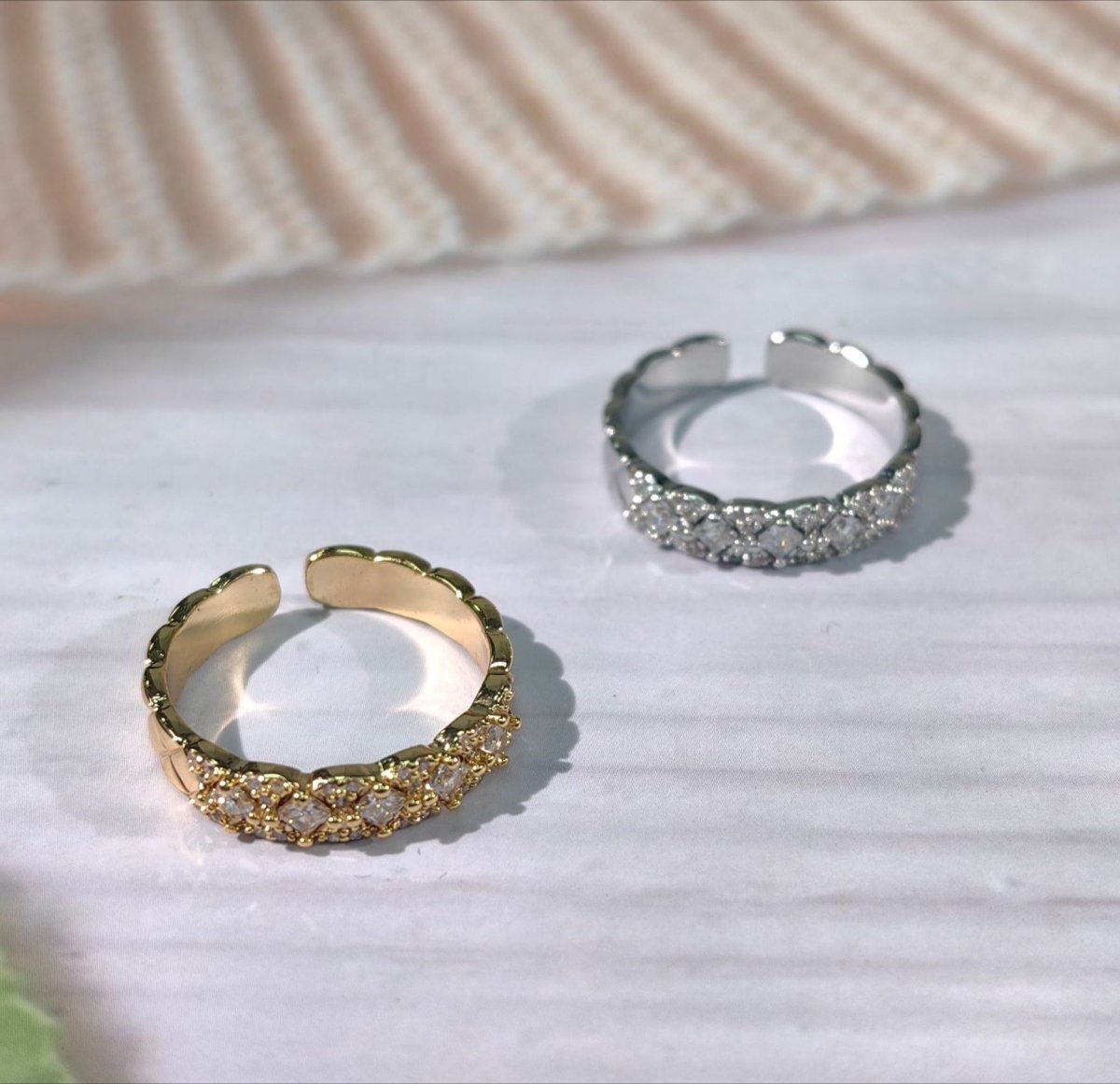 **Placage sous vide en or 18K :** Bague ouverte en laiton avec zircon (MAC213)
