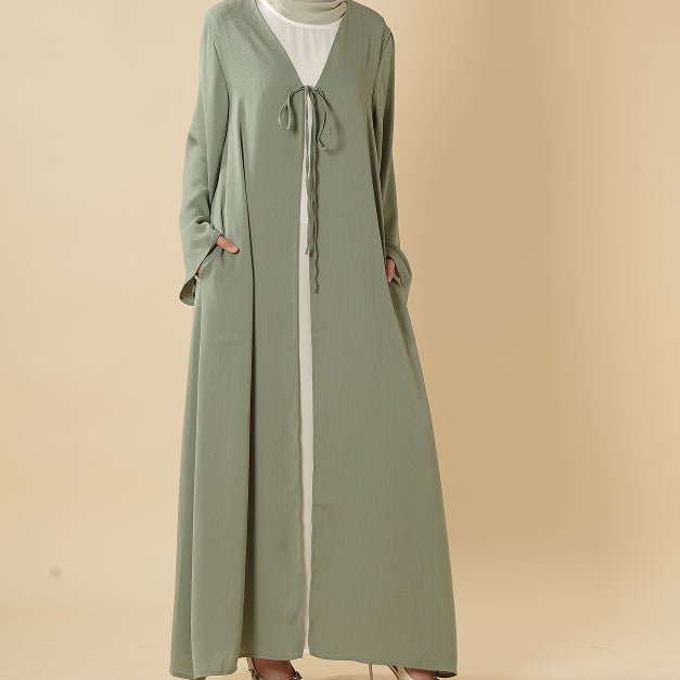 Abaya essentielle Zoom, ouverte devant avec fermeture à nouer et poches (MOA309)