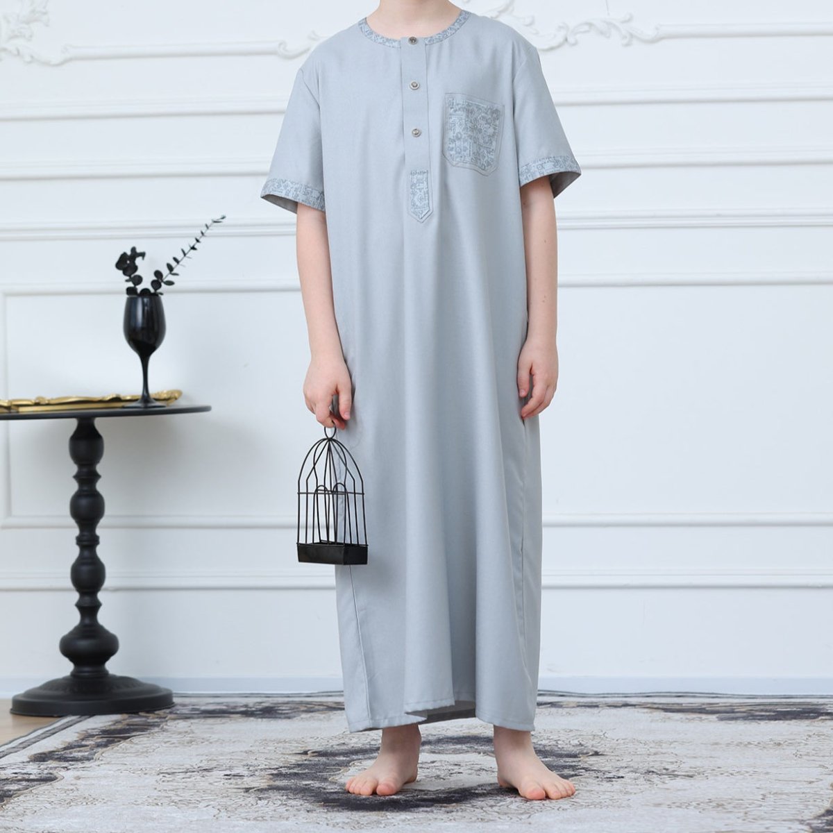 Thobe garçon gris clair à manches courtes brodé (MKB020)
