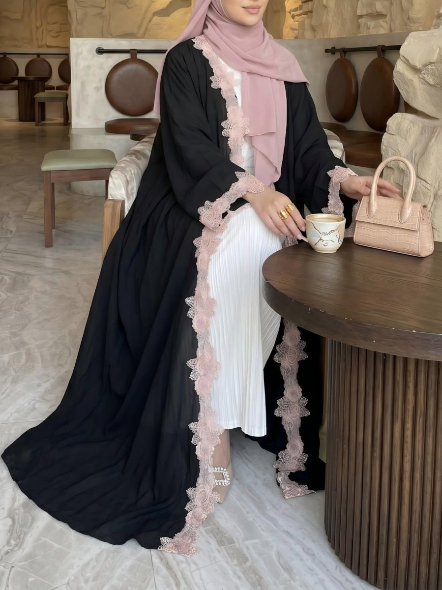 Abaya Ouverte Fleurie Rose avec Bordure en Dentelle (MOA333)