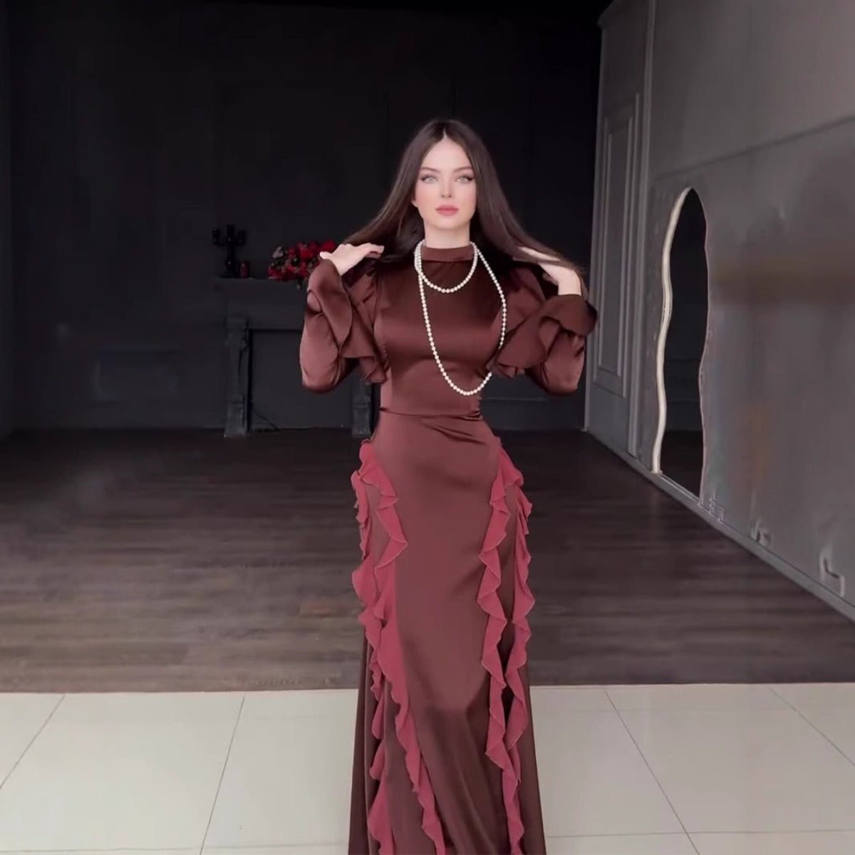 Robe Longue Royale en Satin et Mousseline, Col Semi-Roulé, Laçage, Manches Cloche et Volants Étagés (MA235)