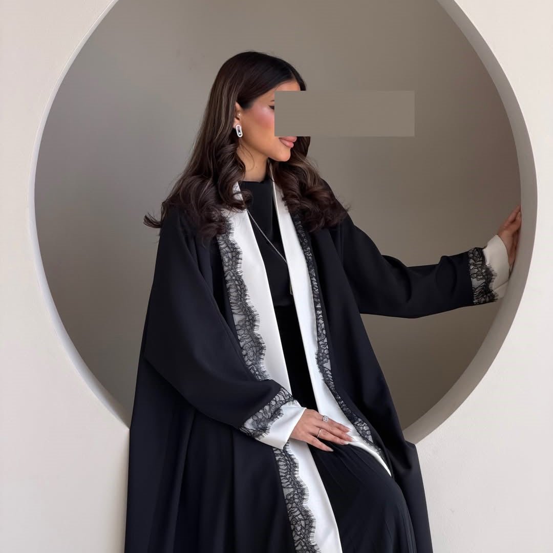 Abaya ouverte noire et blanche avec finition en dentelle (MOA311)