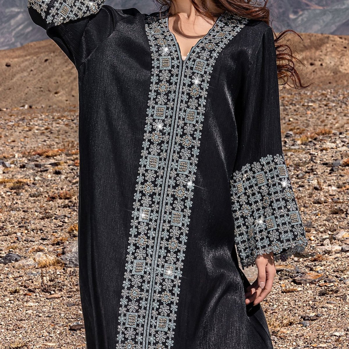 Abaya de Luxe Ornée de Cristaux et de Perles | Robe Maxi en Crêpe Nida Col en V (MA343)