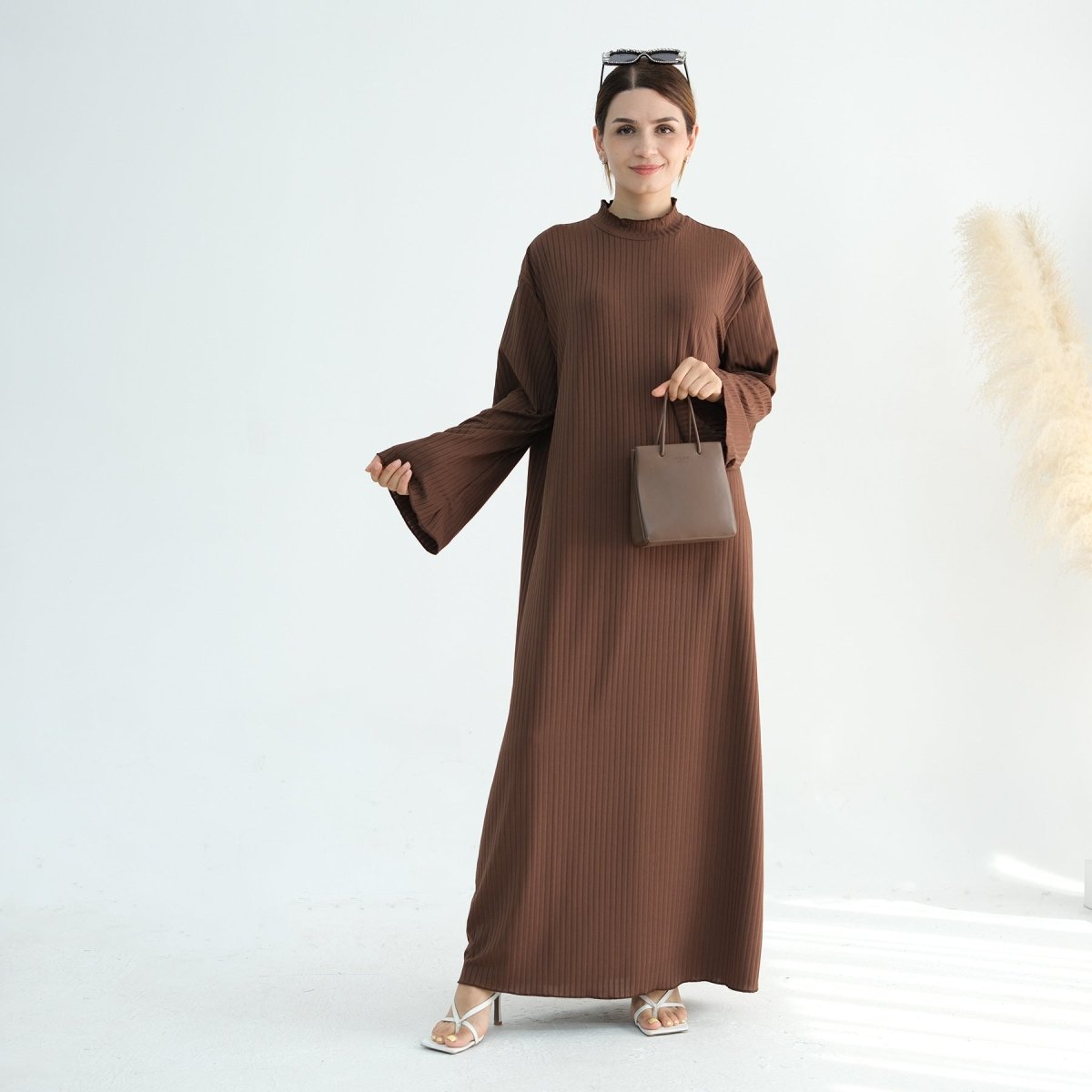 Abaya unie à col montant avec impression sous les bras (MA118)