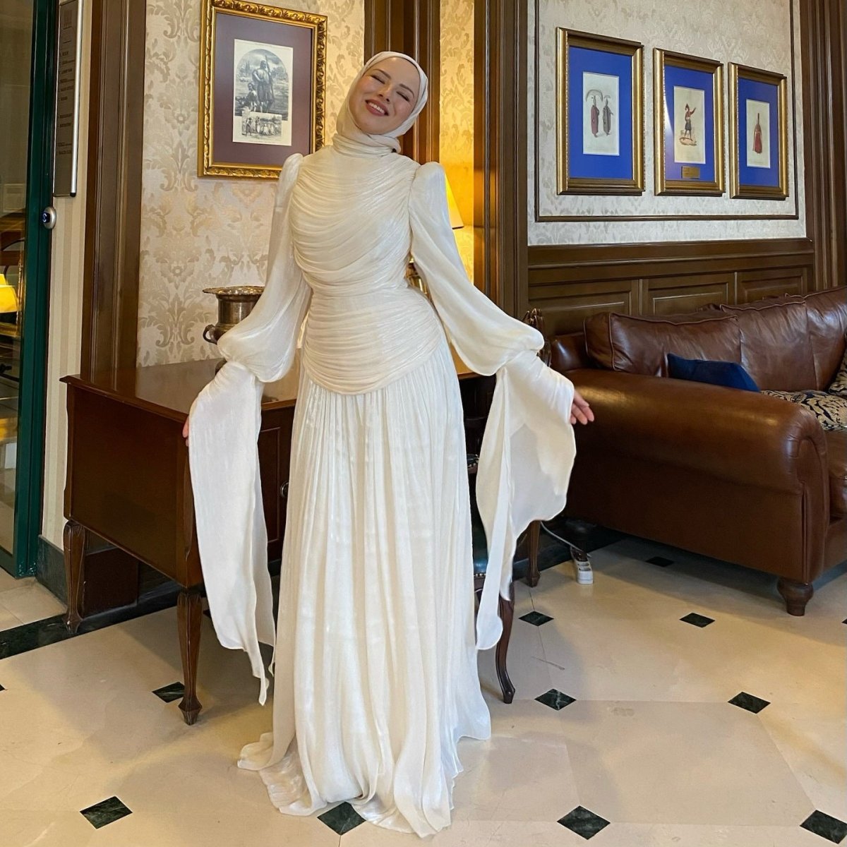 Robe de soirée froncée à col montant (MS221)