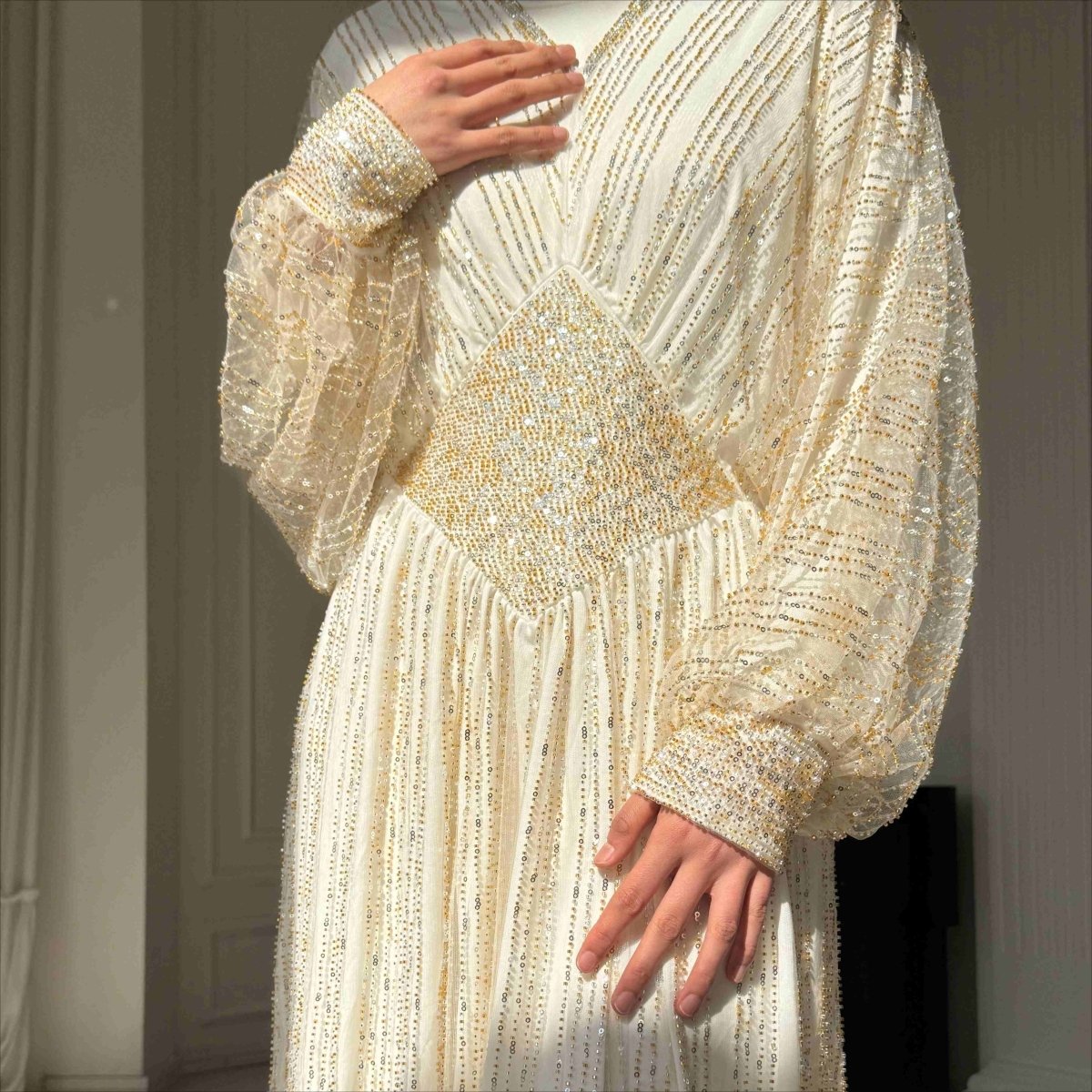 Abaya élégante ornée de cristaux à taille marquée (MA391)