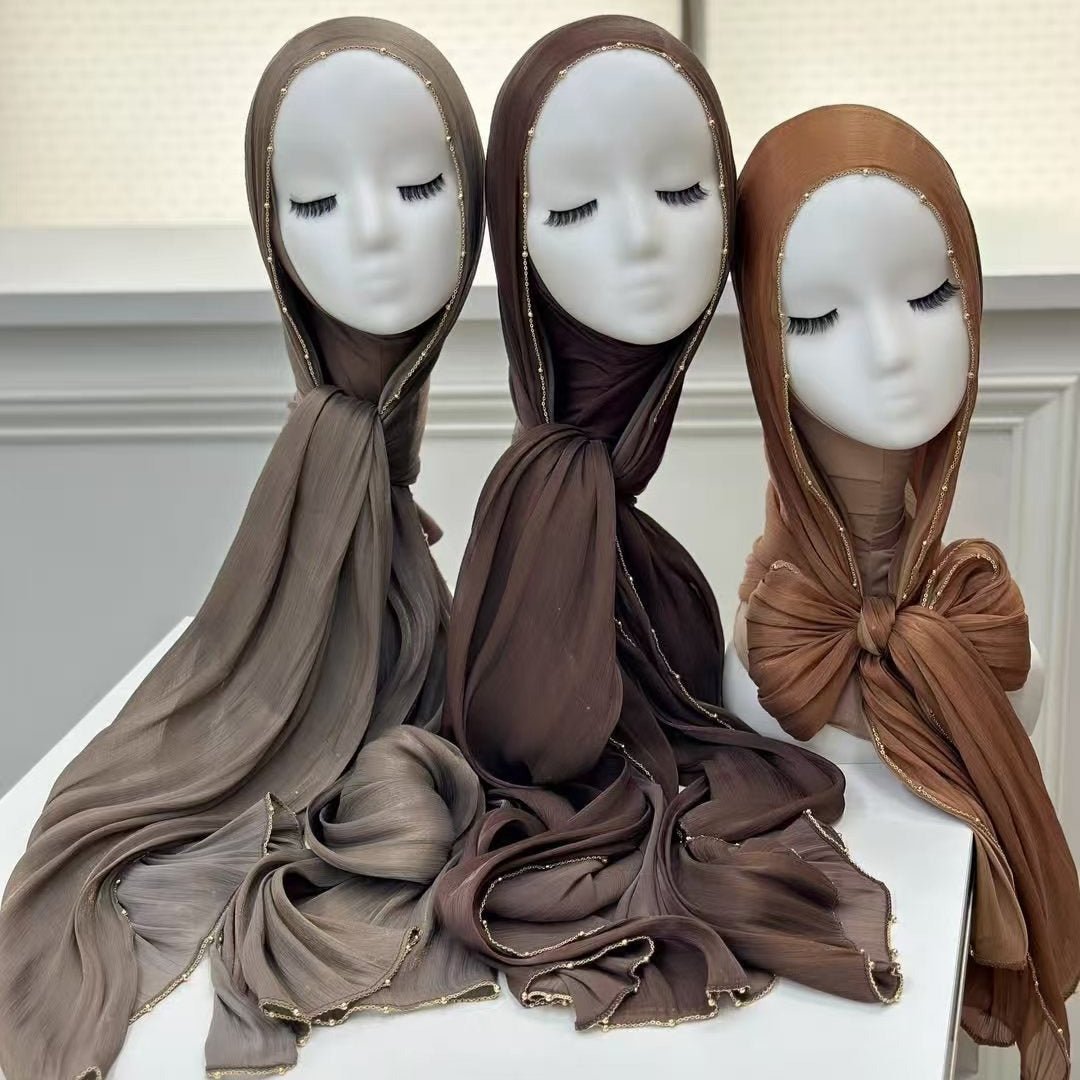 Hijab en satin froissé avec bordure perlée et chaîne dorée (MH238)