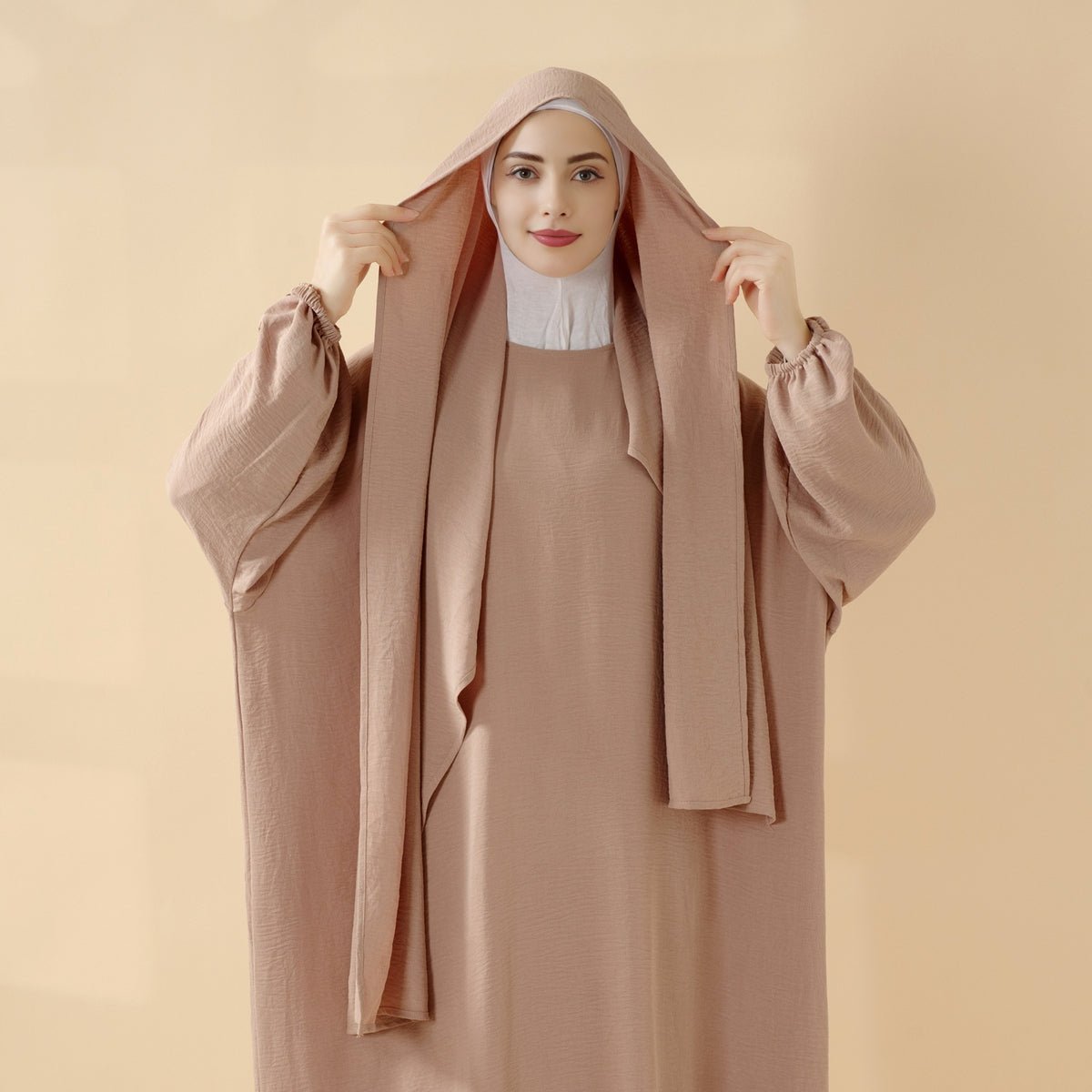 Abaya en crêpe coupe cocon, parfaite pour la Omra, avec hijab une pièce attaché (MA143)