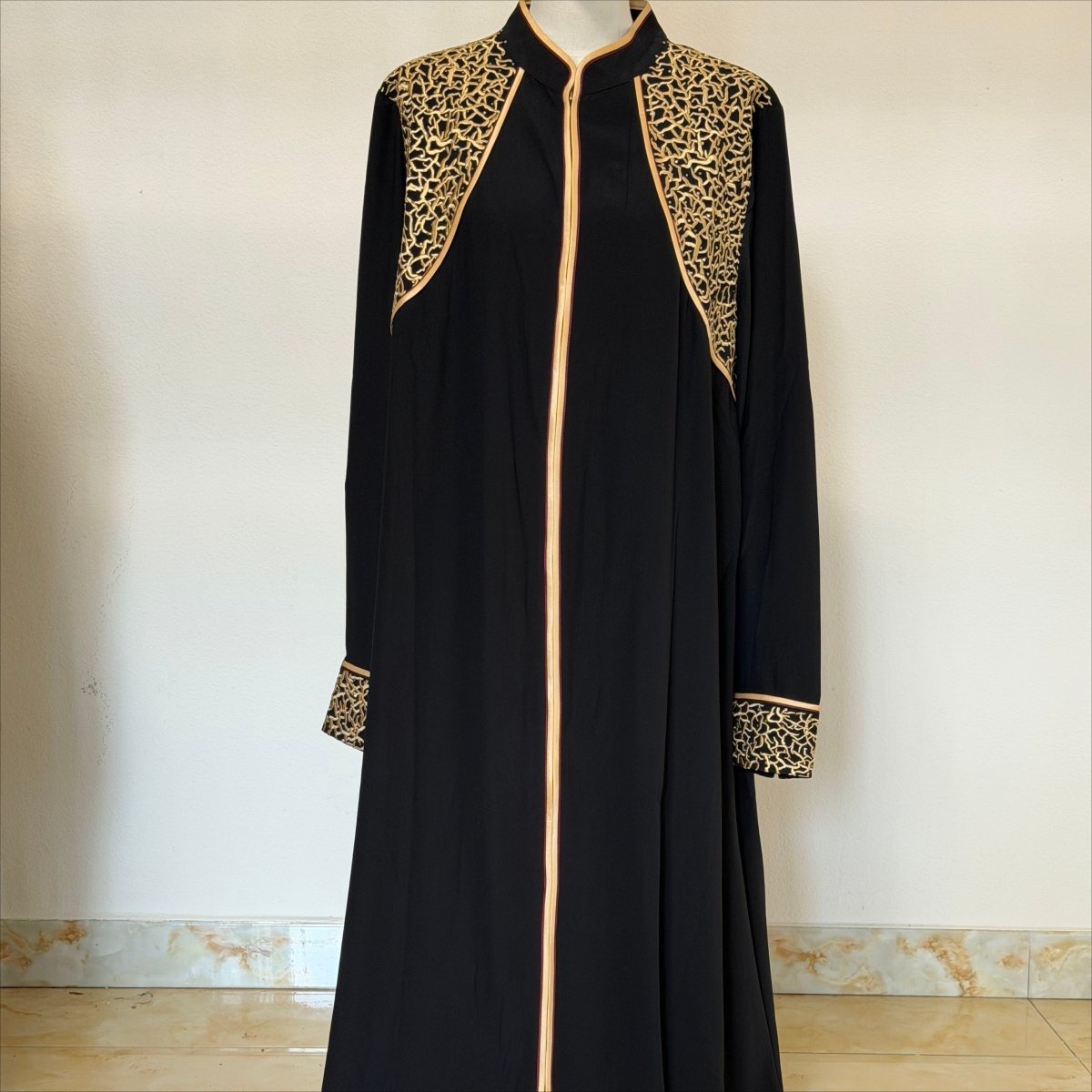 Pièce d'Archive Abaya Ouvert Noire Broderie Corde Or - MP061 (Taille XL Uniquement)