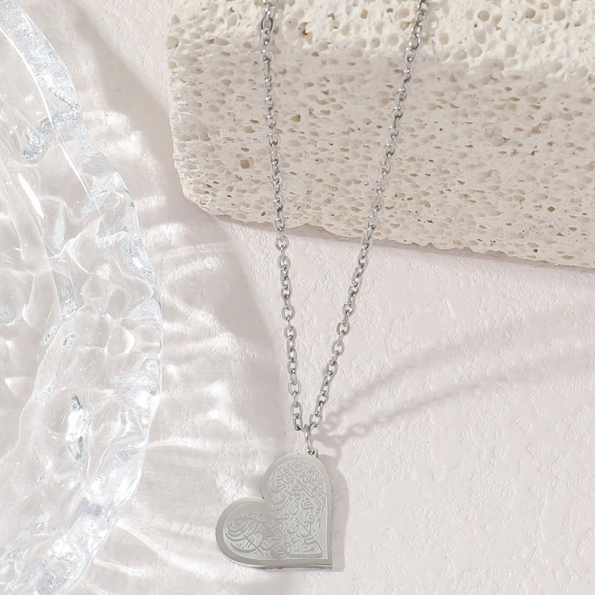 Collier en acier titane gravé « Love » haut de gamme (MAC232) (AVEC BOÎTE CADEAU)