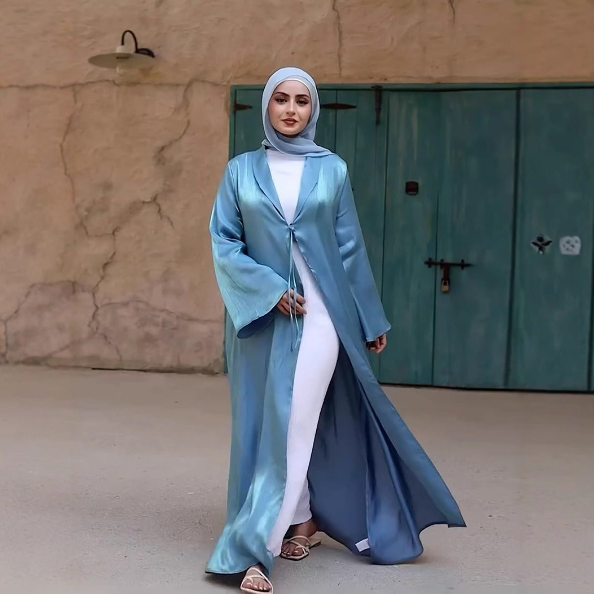 Abaya Cardigan Mirage du Désert | Abaya en Soie Bleu-Vert Dégradé avec Manches Cloche (MOA204)