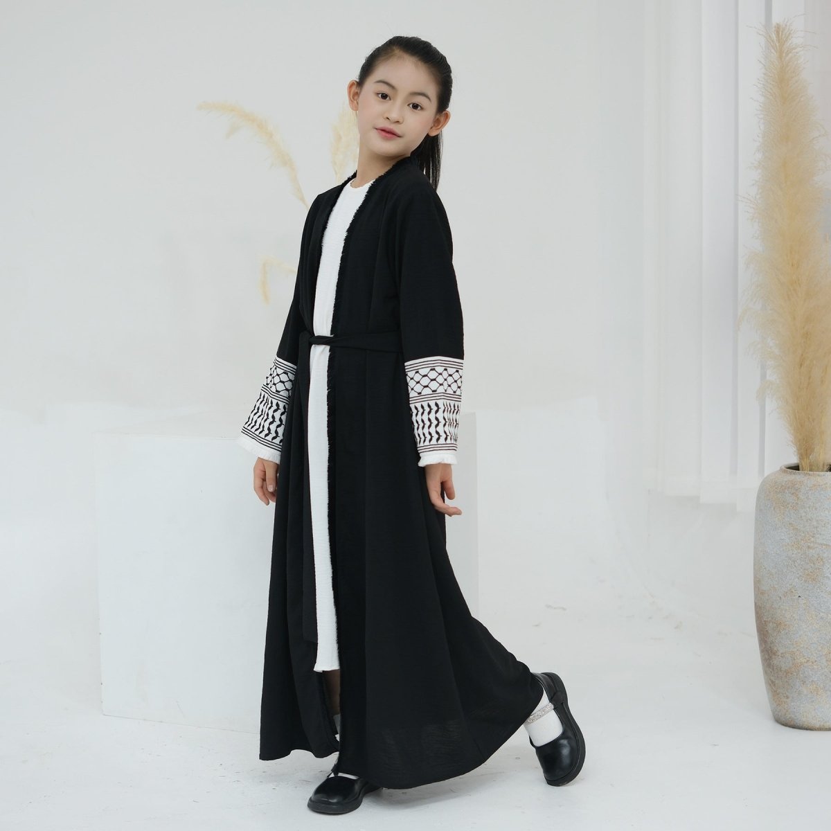 Abaya enfant Keffiyeh à pompons brodés (MKG014)