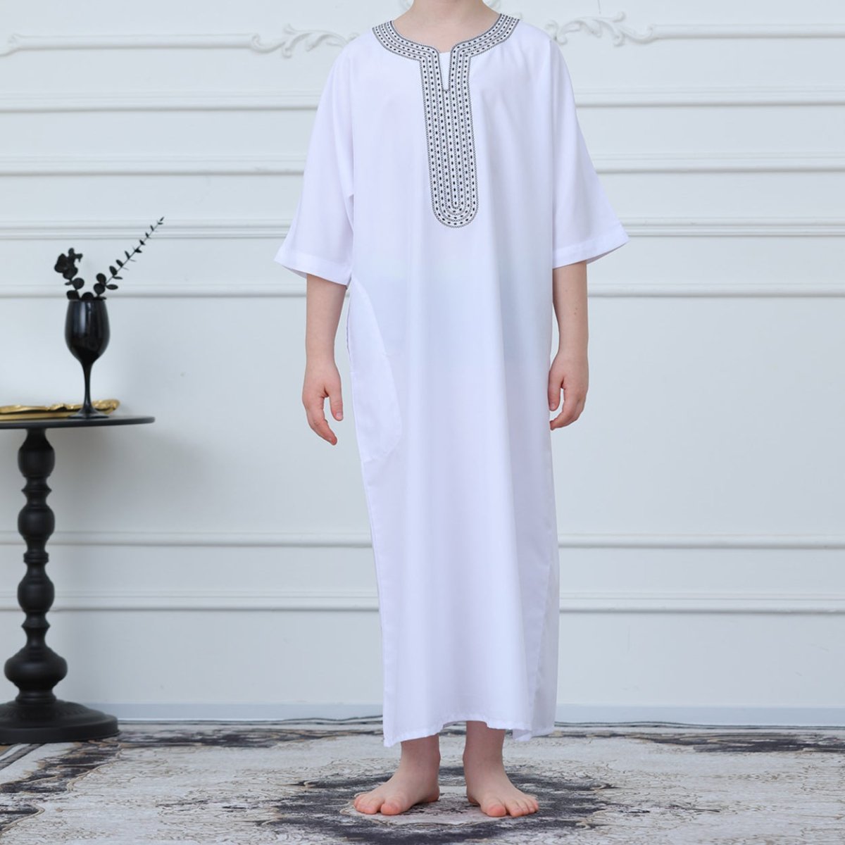 Thobe islamique noir avec bordure géométrique (MKB018)
