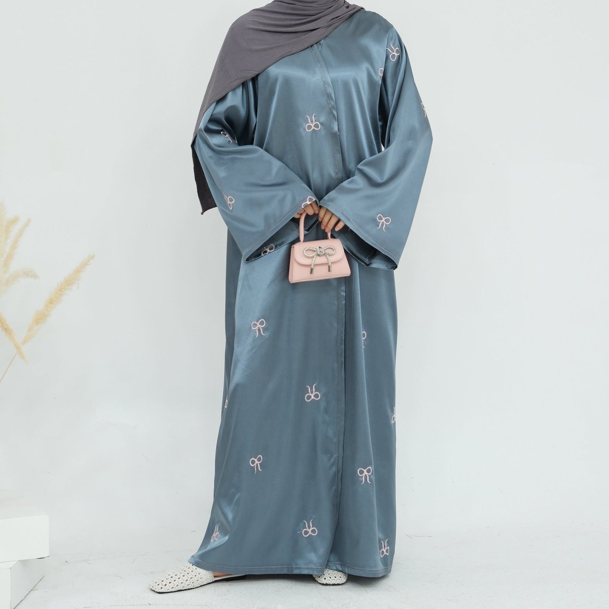 Abaya Ouverte Brillante Brodée avec Nœud (MOA102)