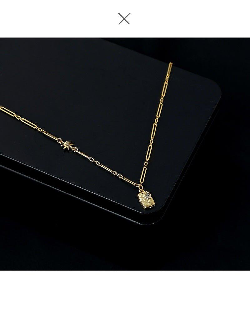 Collier pendentif carré plaqué laiton doré à l'or fin 18K, style luxe discret, orné de zircons (MAC073)