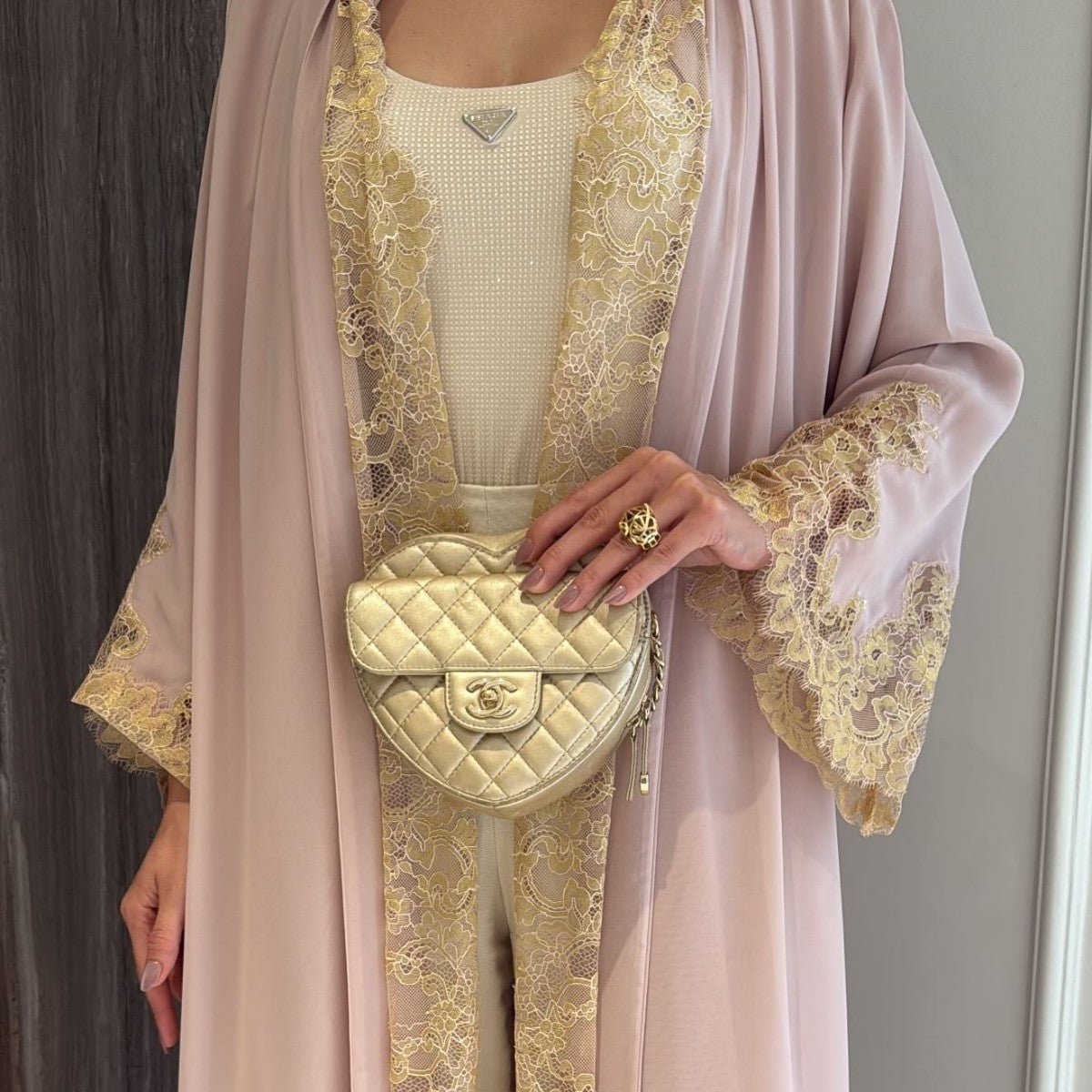 Abaya ouverte à manches évasées avec panneaux en dentelle et poches (MOA332)