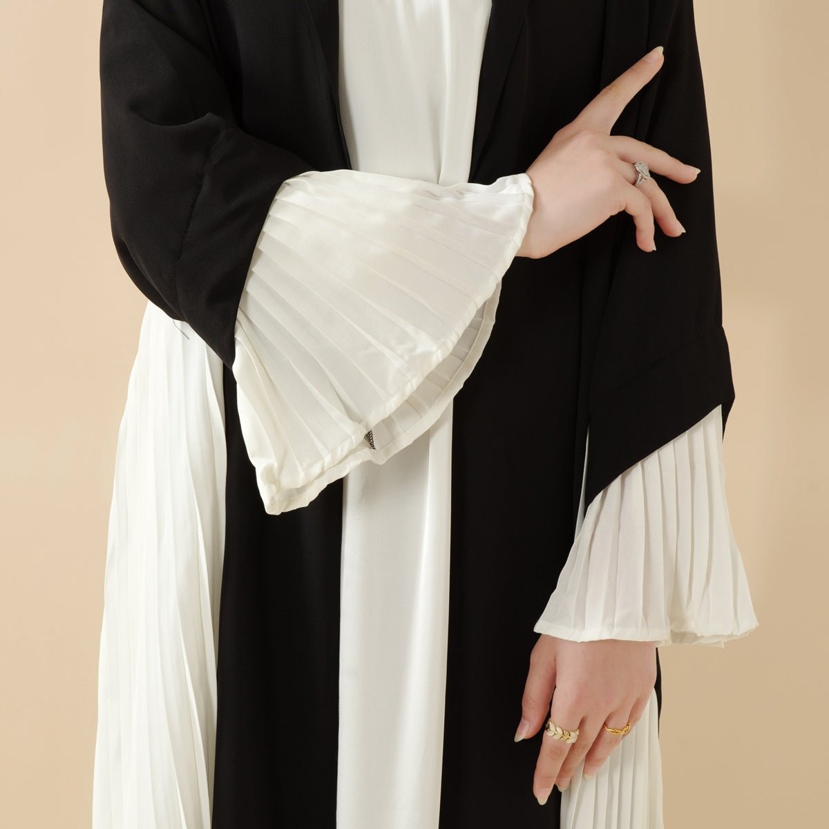 Abaya ouverte noir et blanc | Abaya à panneau plissé accordéon bicolore contrastant (MOA125)