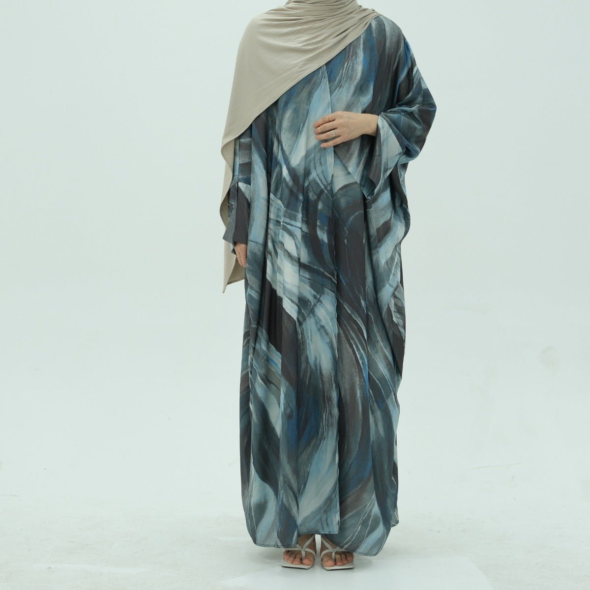 Cardigan Abaya Imprimé Aquarelle Luxueux et Modeste | Robe à Motif Abstrait Bleu-Gris avec Silhouette Fluide (MOA172)