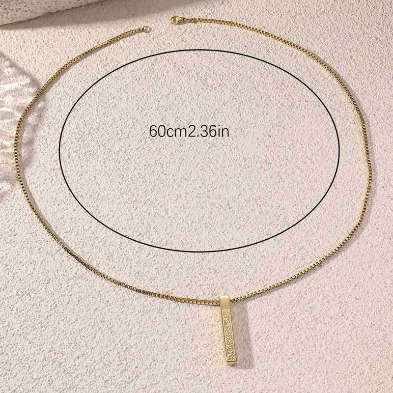 Collier Pilier Carré Gravé en Acier Titane Haute Qualité (avec boîte cadeau) (MAC217)