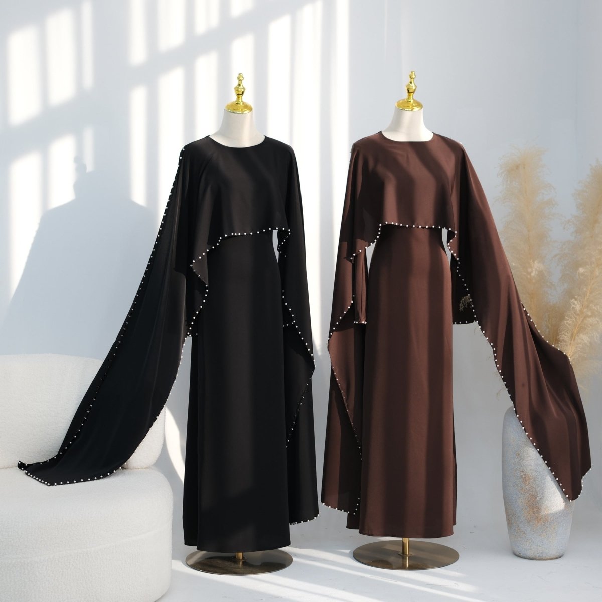 Robe Maxi Nida à Manches Cape et Perles Brodées à la Main (MS439)