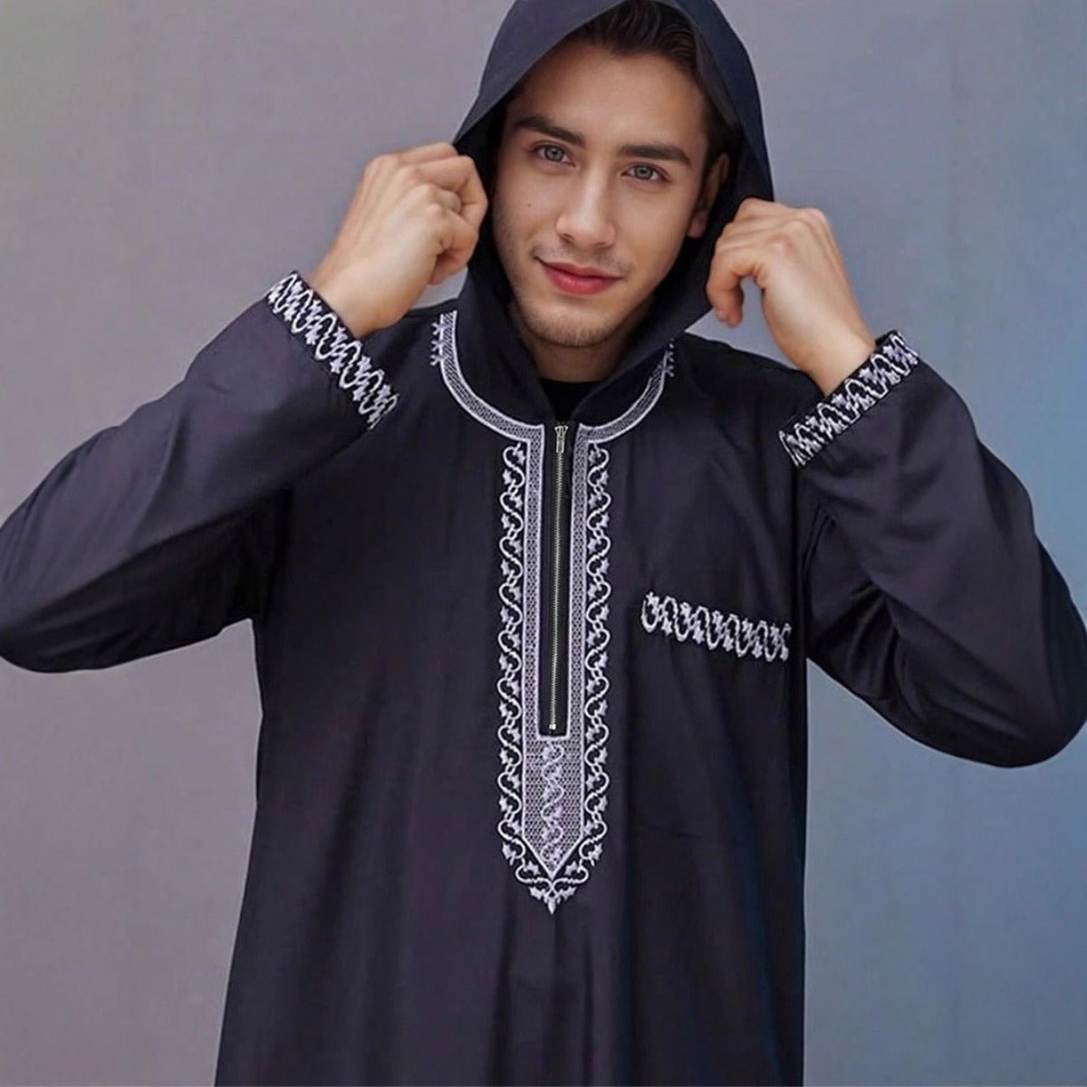 Thobe Robe pour Homme Premium avec Capuche, Coupe Ample de Luxe, Broderie et Calligraphie Islamique, Fermeture Zippée (MT024)