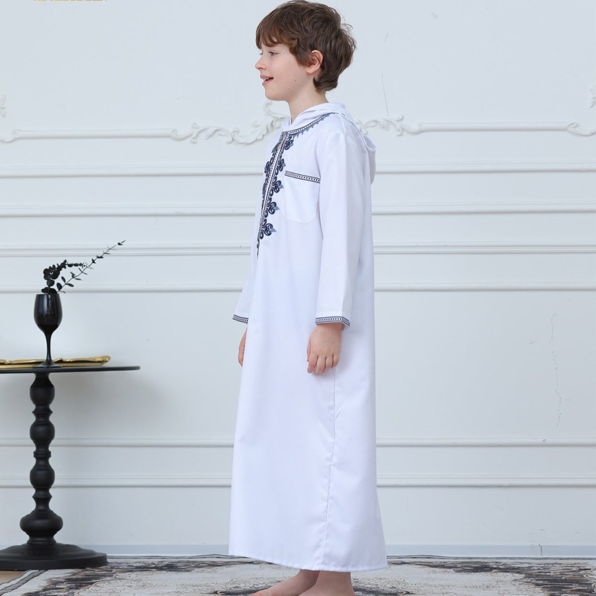Thobe brodé pour garçons musulmans avec capuche et poches (MKB014)