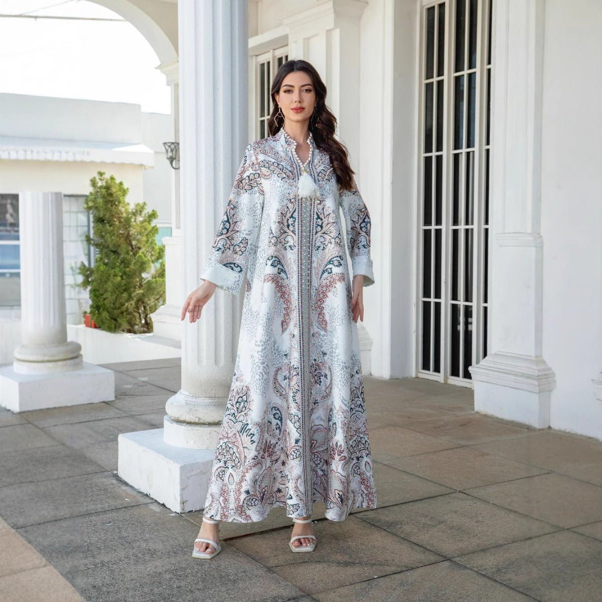 Robe Abaya musulmane de luxe perlée à motifs floraux, ornée de perles et de perles nacrées, avec manches cloche et détails à pompons (MA229)