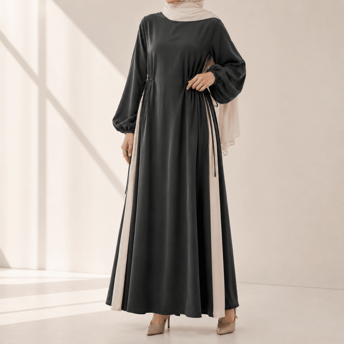 Abaya à Panneaux Contrastants avec Détail Cordon et Manches Ballon (MA421)