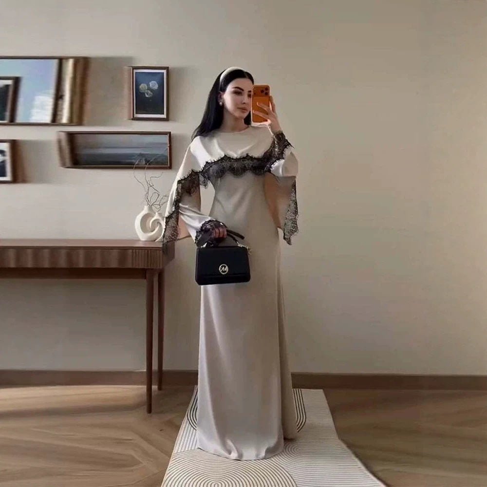 Robe Maxi en Satin avec Empiècement en Dentelle et Cape Fixe (MS438)