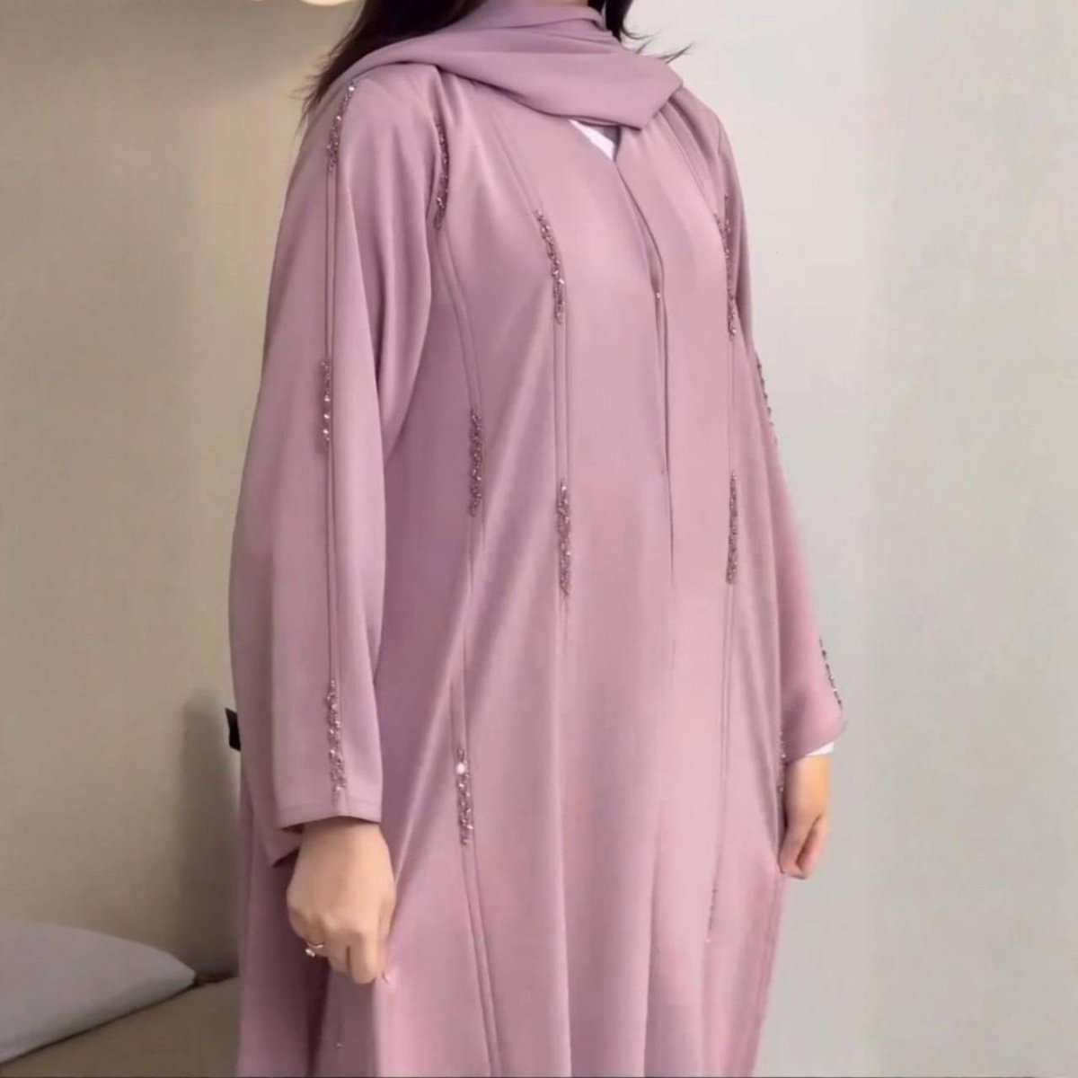 Abaya ouverte en lin perlée à la main (MOA320)