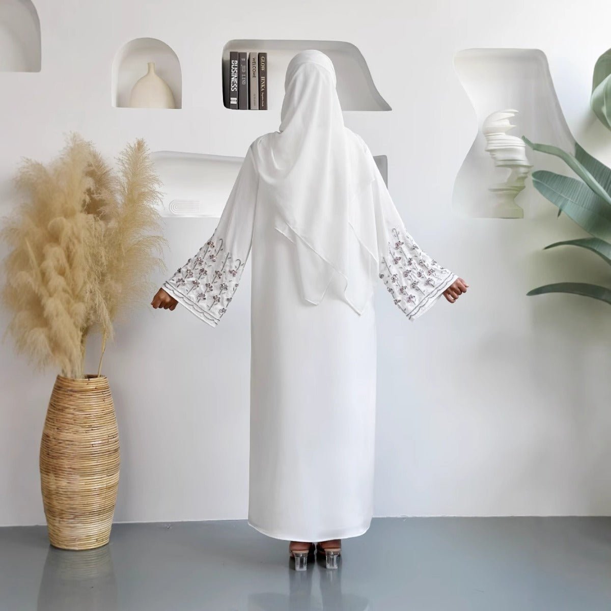 Collection Diamond Glow Abaya | Mode Modeste de Luxe – Robes Brodées Blanc & Rose Poudré avec Manches Florales (MOA205)