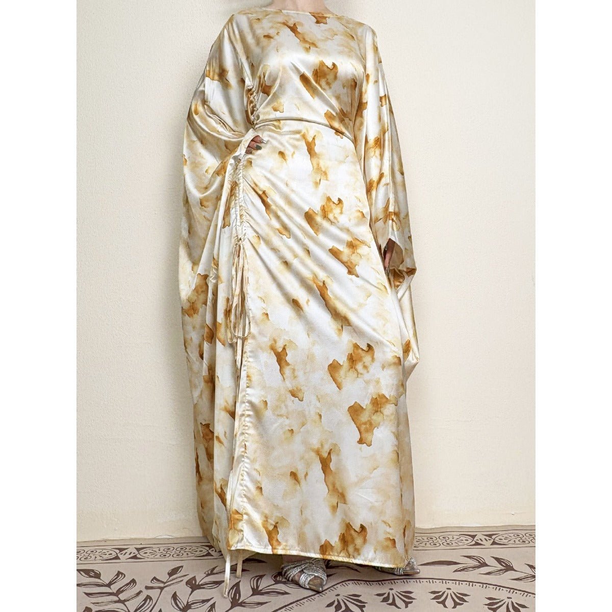 Robe Satinée Imprimé Marbre Doré | Maxi à Manches Évasées et Taille Ajustable à Cordon (MA244)