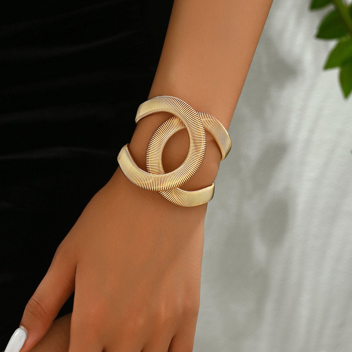 Bracelet manchette spiralé unique, accessoire tendance pour le poignet (MAC416)