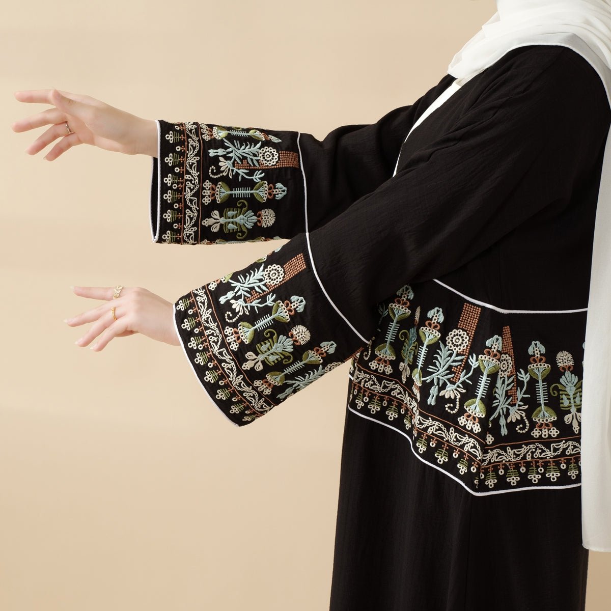 Abaya Ouverte en Crêpe Brodée Florale (MOA128)