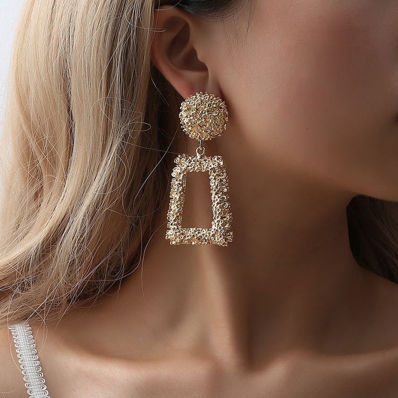 Boucles d'oreilles pendantes trapèze à texture ciselée (MAC322)
