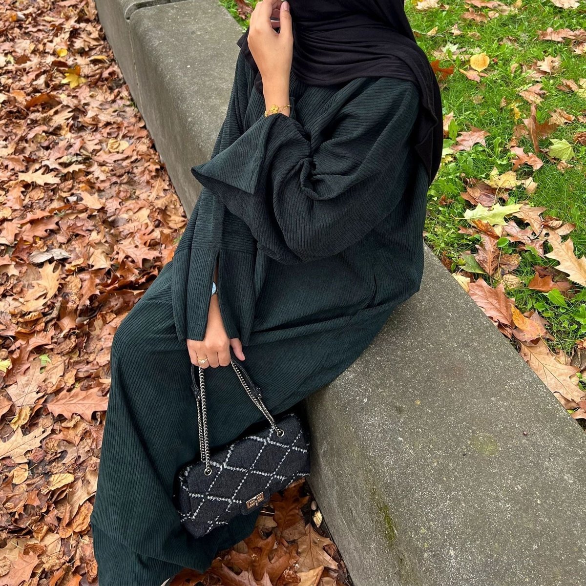 Abaya en velours côtelé unie et simple | Abaya modeste chaude en velours côtelé pour l'automne ou l'hiver (MA129)