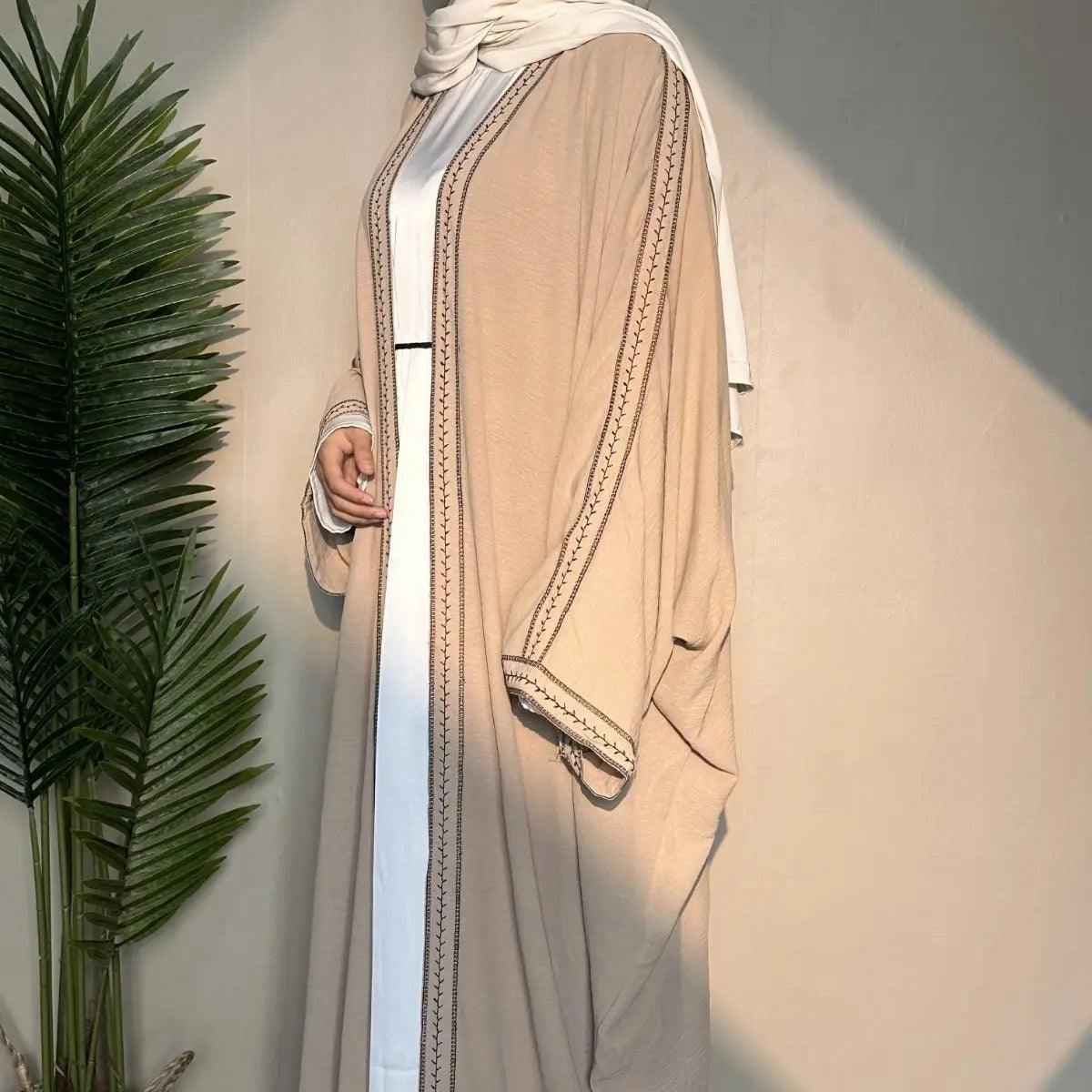 Abaya ouverte à manches chauve-souris avec broderie (MOA015)