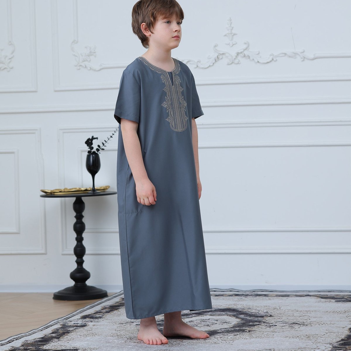 Qamis brodé pour garçons avec poches latérales (MKB029)