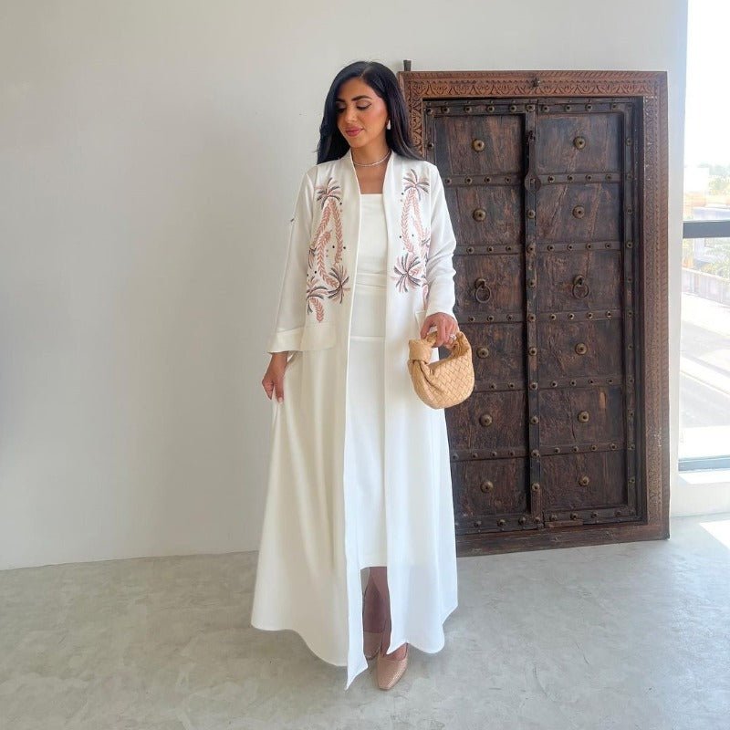 Abaya en tissu soie glacée froissée brodée à col en V (MOA234)