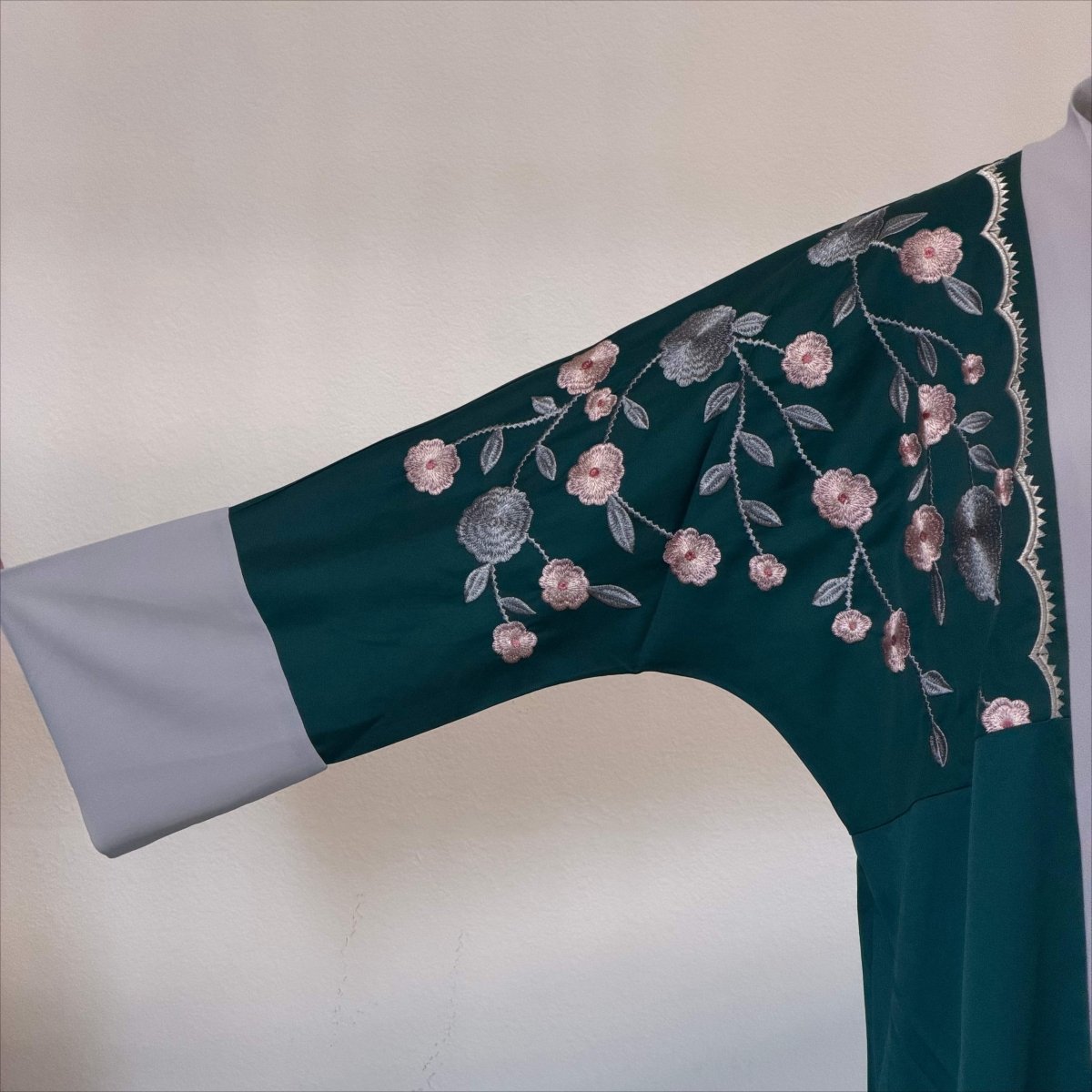 Pièce d'archive Abaya ouverte colorblock brodée florale - MP054 (Taille L uniquement)