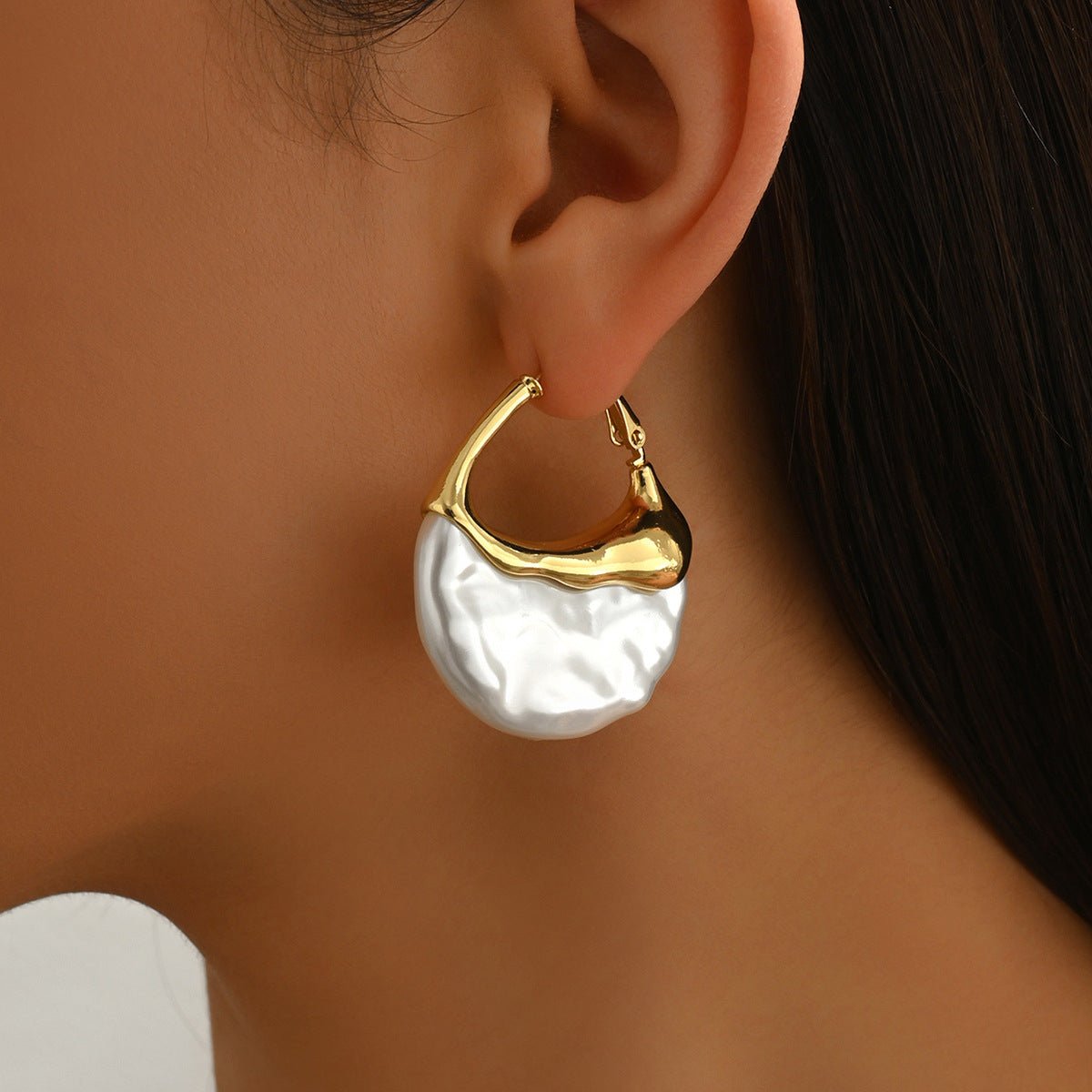 Boucles d'oreilles créoles sculptées avec perle pendante (MAC415)
