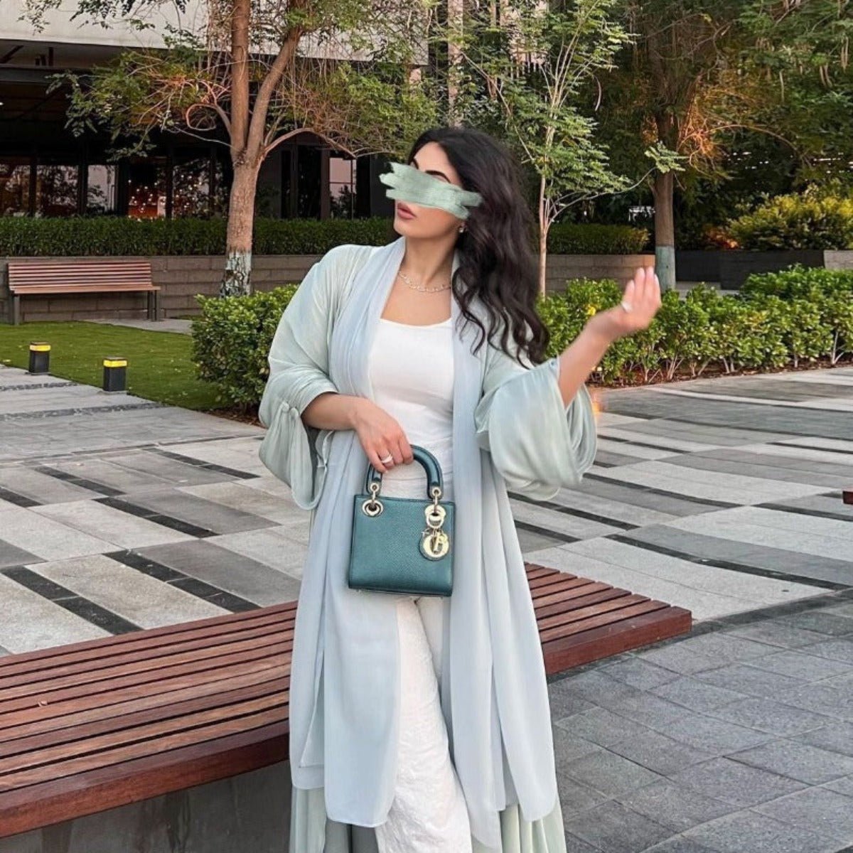 Abaya Ouverte en Satin Brillant | Abaya Brillante à Manches Volantes (MOA141)