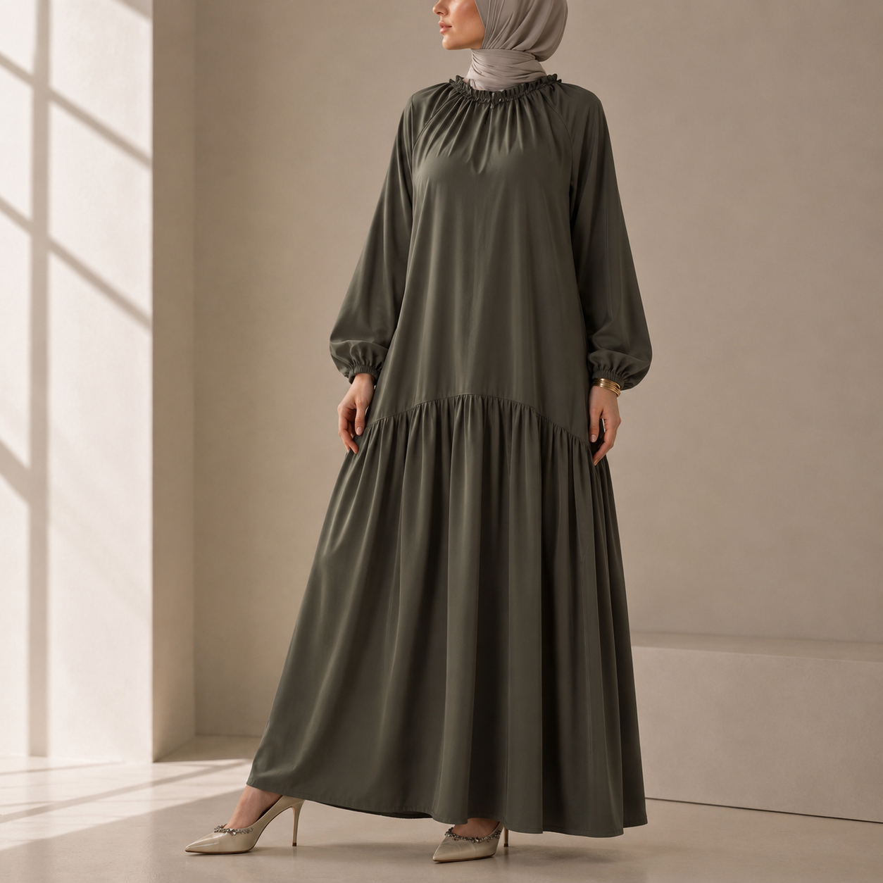 Robe maxi plissée coupe décontractée avec finition volantée et ceinture nouée (MA424)