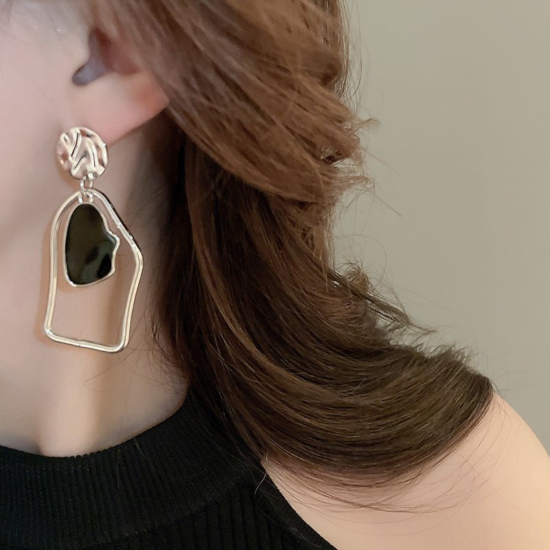 Boucles d'oreilles pendantes asymétriques sculpturales à lignes abstraites (MAC321)