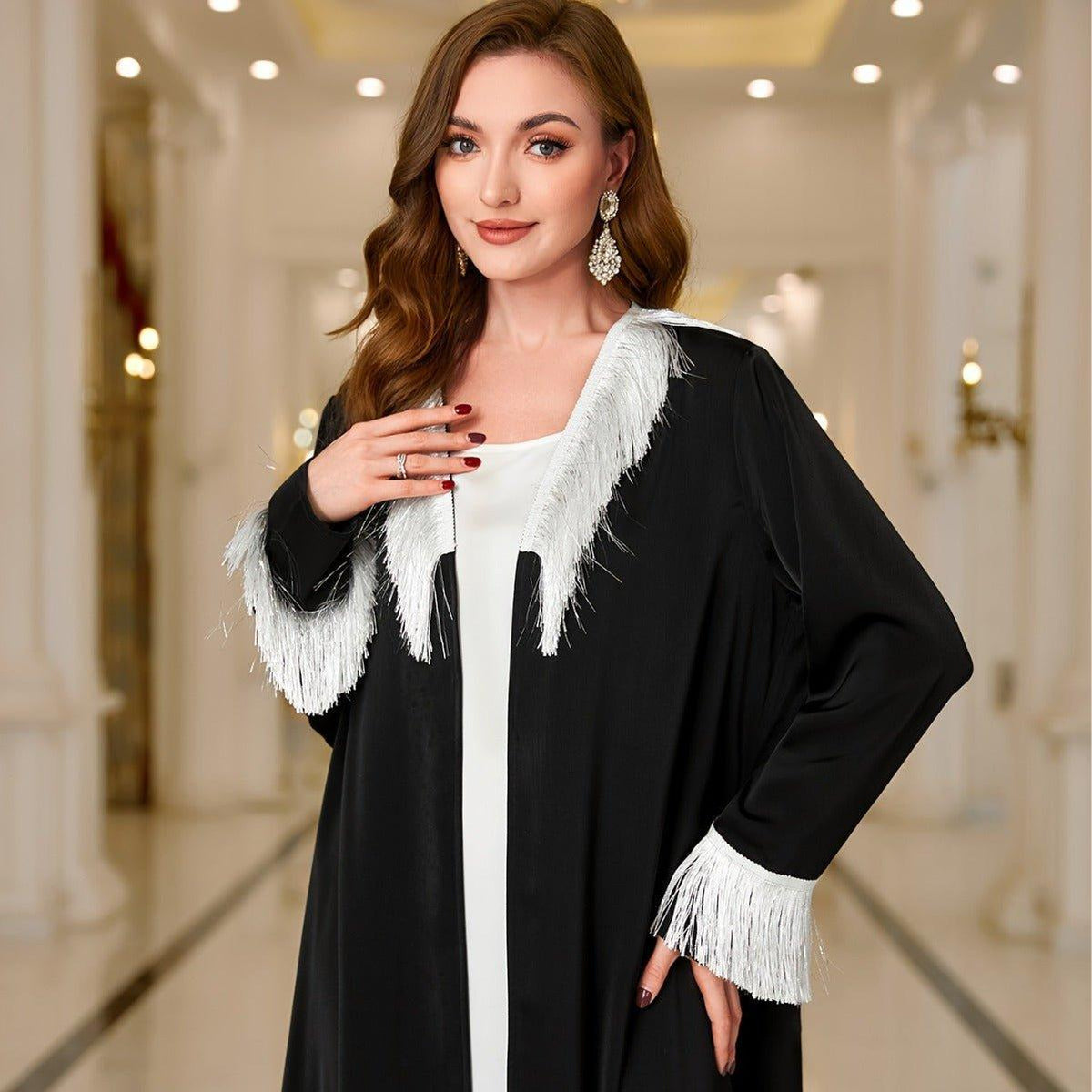 Abaya Ouverte Brodée à Pompons (MOA066)
